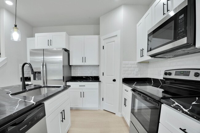 Building Photo - 525 Dakota St
