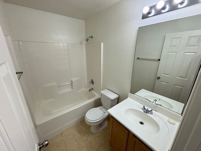 Building Photo - Beautiful 5Bed/2.5Bath/2Car home located near Seven Hills