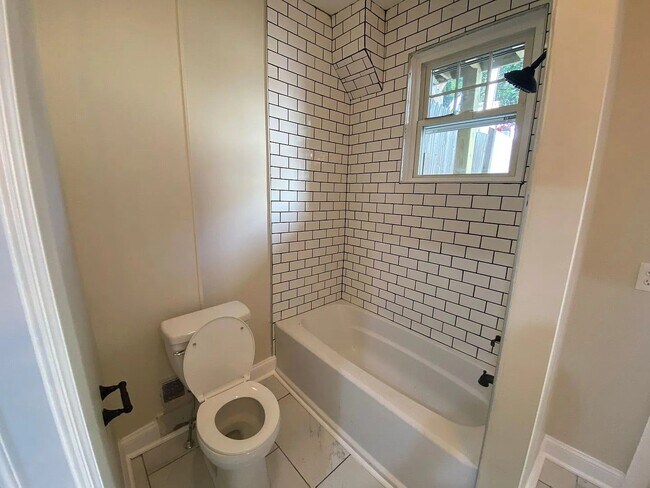 Building Photo - Stylish 3-Bedroom 2.5 Bath Available in Lancaster City