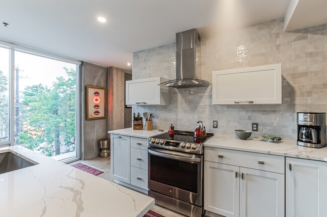 Building Photo - 1115 S Alamo St