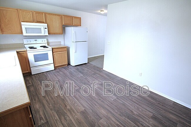 Building Photo - 1031 E Iowa Ave