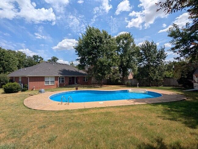 Building Photo - 702 Tunbridge Dr
