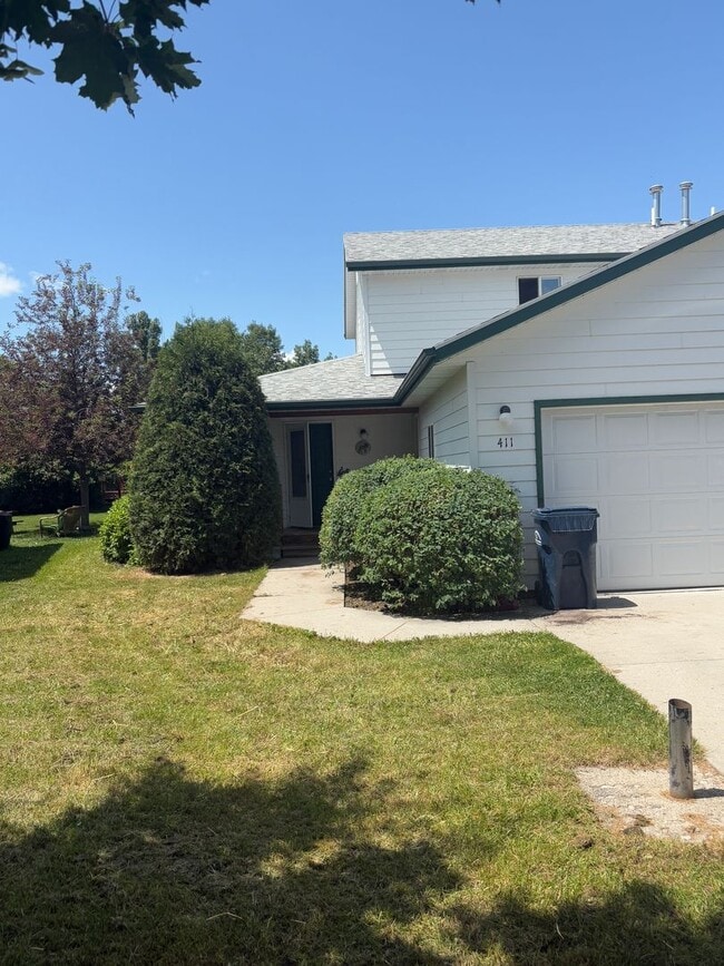 Building Photo - Classic 3 Bedroom 2 Bath Home with Attache...