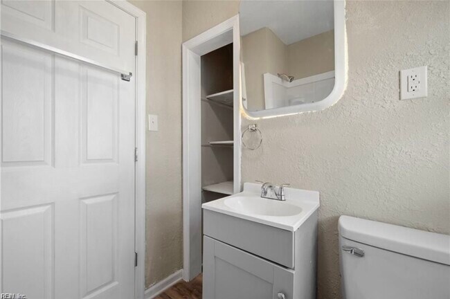 Building Photo - 15 Henry St