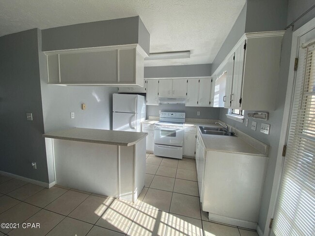 Building Photo - 409 Venetian Way