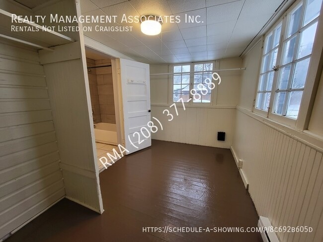 Building Photo - 1502 Heron St