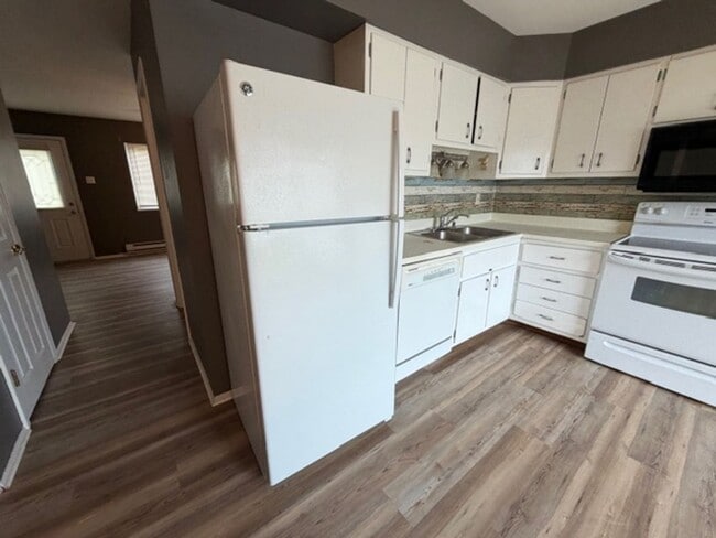 Building Photo - Spacious 3Bedroom / 1.5 Bath Available in Hazelwood