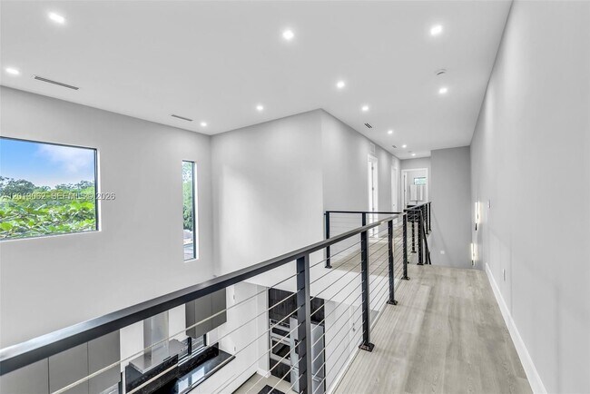Building Photo - 808-810 SW 9th St