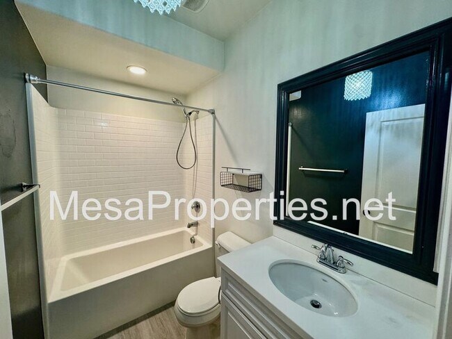 Building Photo - 3134 E La Avenida Dr