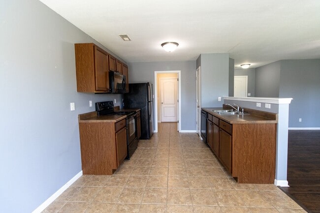 Building Photo - 3 Bed and 2 Bath Home