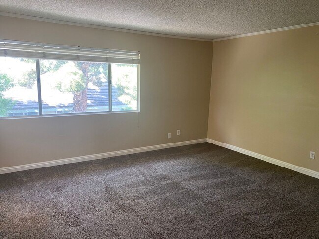 Building Photo - Townhome featuring a vintage floor plan