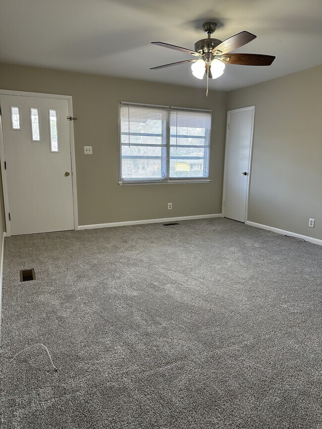 Building Photo - 356 Elizabeth Cir