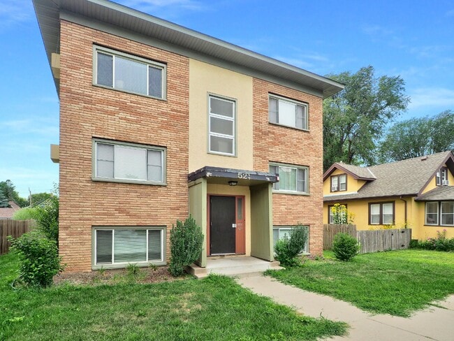 Building Photo - Clean and open 1 bedroom condo ready on Ju...