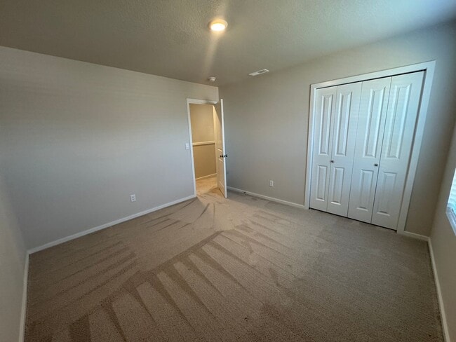 Building Photo - 5 bedroom House in Northeast Salem!