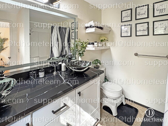Building Photo - "Charming Lynnwood Home with Finished Base...