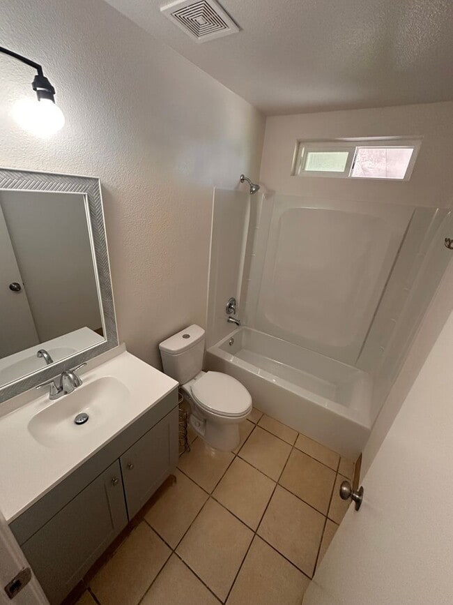 Building Photo - Duplex Home Available Now!