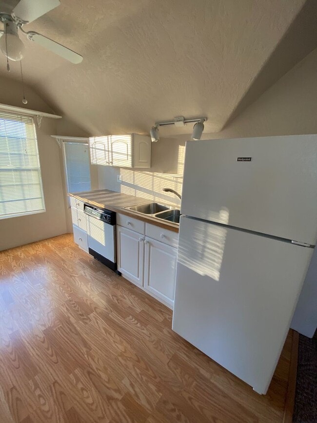 Building Photo - Nice Upstairs 1bd/1bth Apartment - All utilities included!