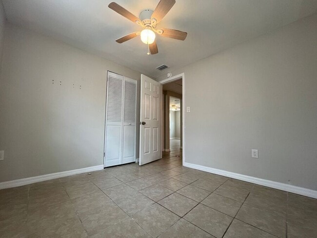 Building Photo - 809 W Warren St