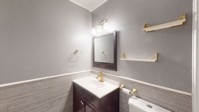 Building Photo - ALL TILE HOUSE MINUTES AWAY FROM FORT HOOD!