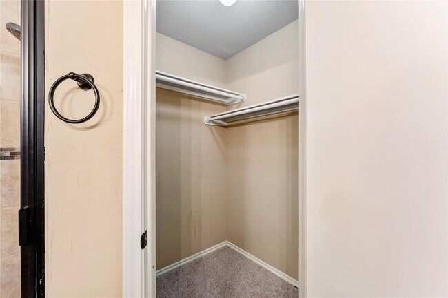 Building Photo - 5622 Village Park Dr