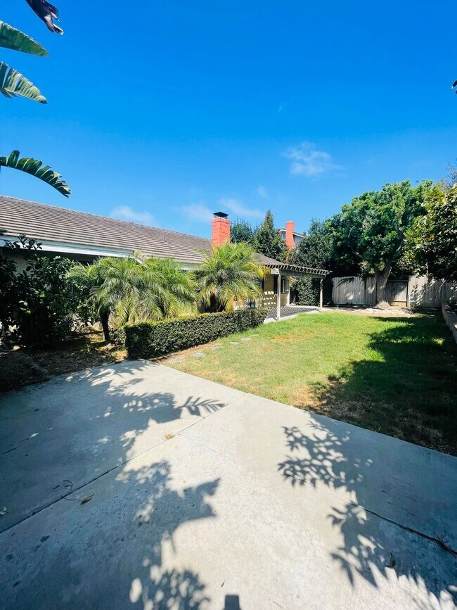 Building Photo - charming 3-bedroom, 2-bathroom home nestle...