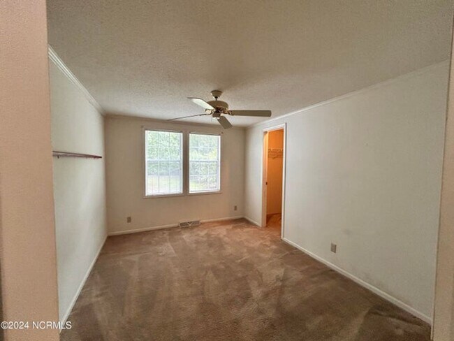 Building Photo - 1075 Captains Ct