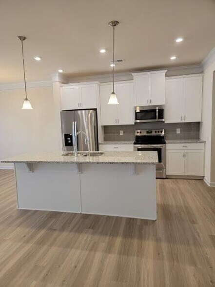 Building Photo - 160 Madison Bend