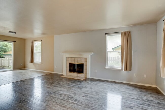 Primary Photo - Charming Admirals Cove Home with Bonus Roo...