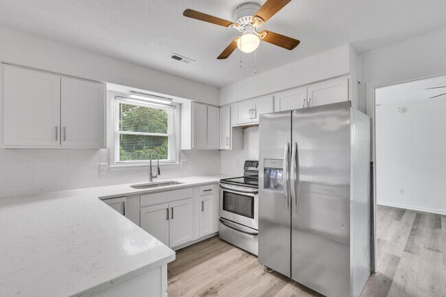 Building Photo - Castle Hayne Home for Rent!