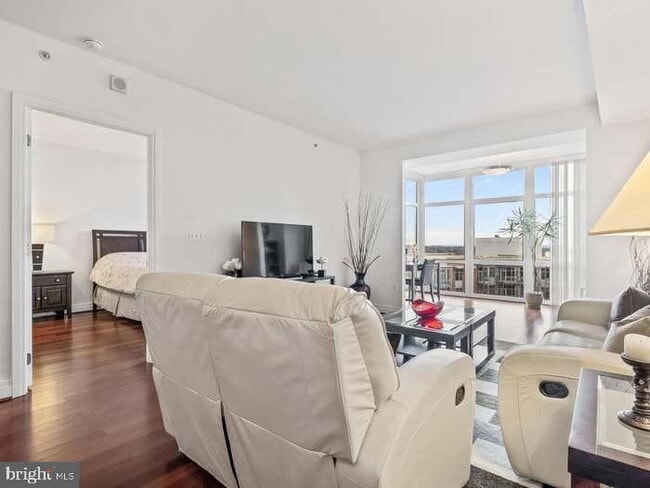 Building Photo - 8220 Crestwood Heights Dr