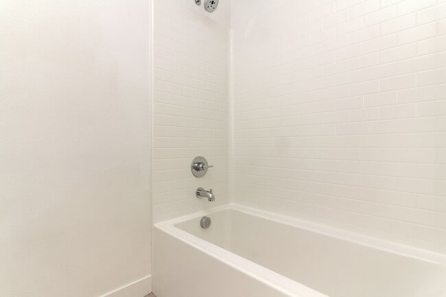Building Photo - SOUTHCOVE Luxury: SPACIOUS TOWNHOME with O...