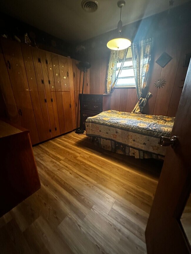 Building Photo - Furnished - 2 bed/1 bath basement apartment