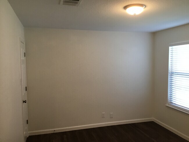 Building Photo - 112 Retama