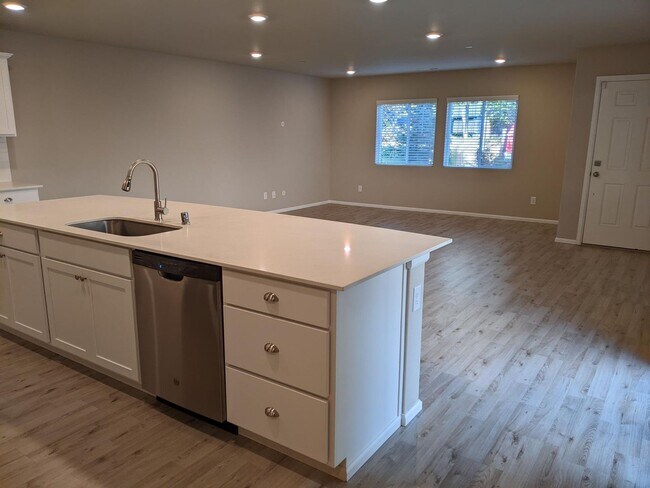 Building Photo - 4/2.5 Townhouse for rent in DuPont!