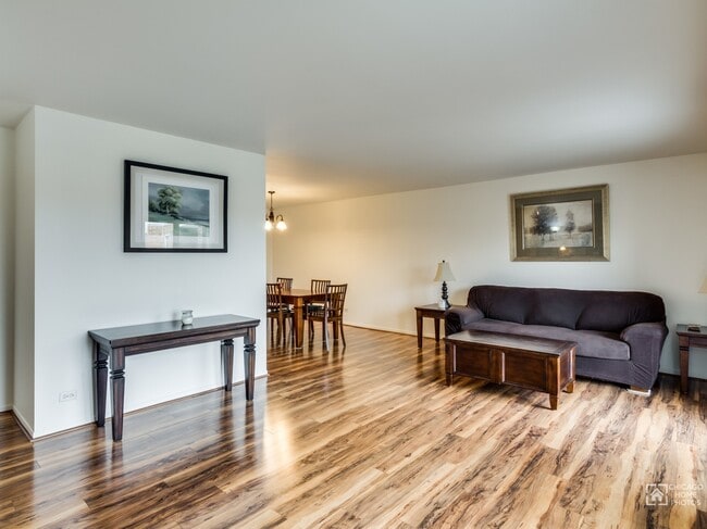 Building Photo - 1515 E Central Rd