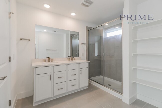 Building Photo - Large New Build in Pflugerville!