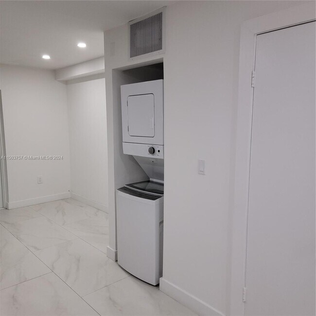 Building Photo - 2369 W 66th Pl