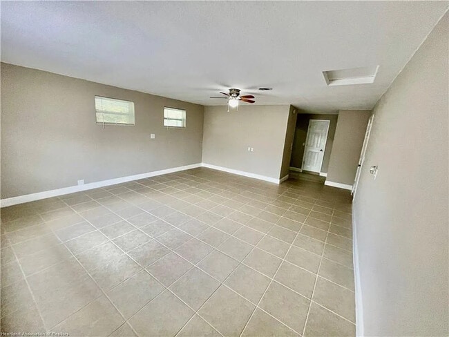 Building Photo - 1409 Palm Way