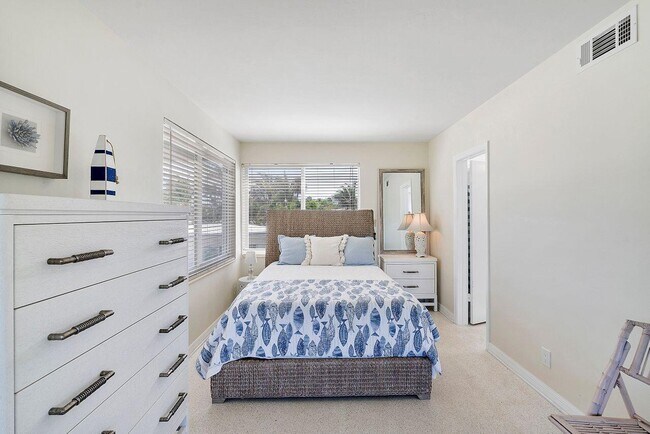 Building Photo - 1221 Hillsboro Mile