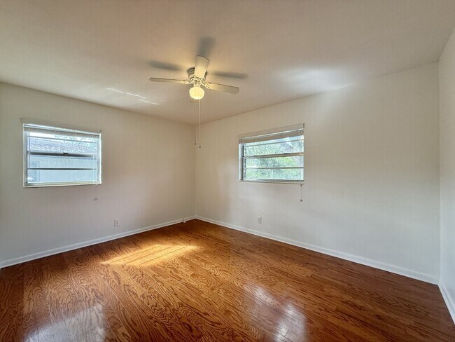 Building Photo - 1502 W Country Club Dr