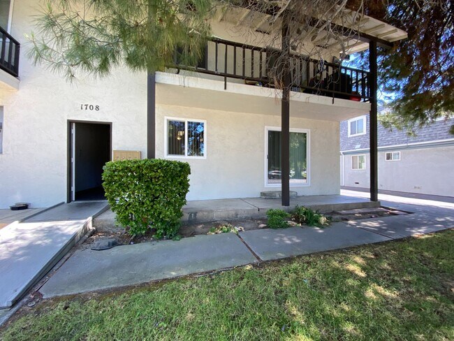 Building Photo - 1708 Ross Cir