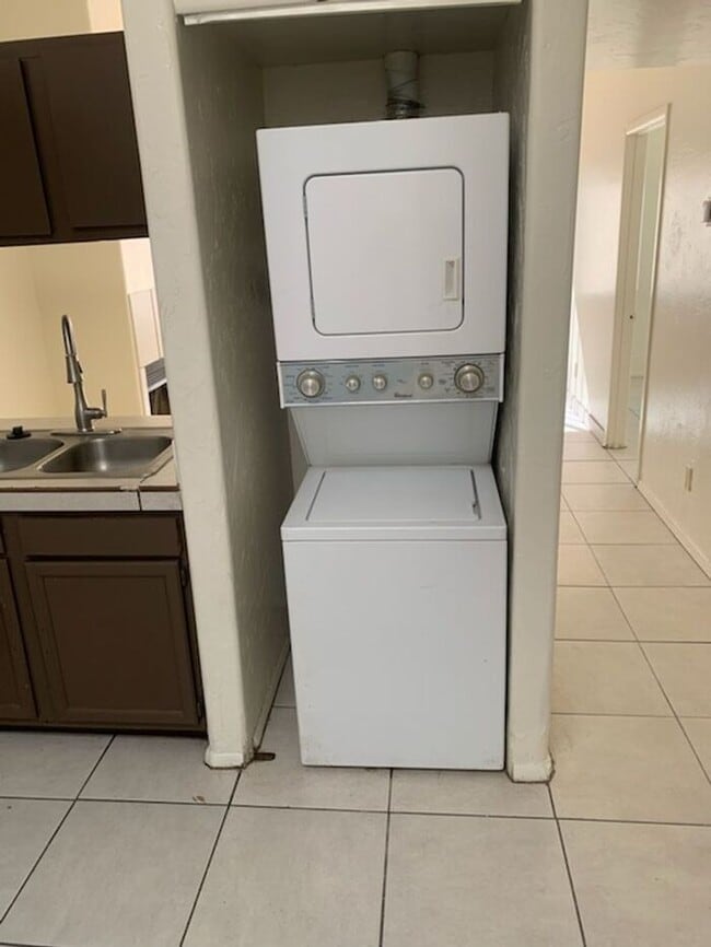 Building Photo - 2 Bedroom 1 Bath 4-plex
