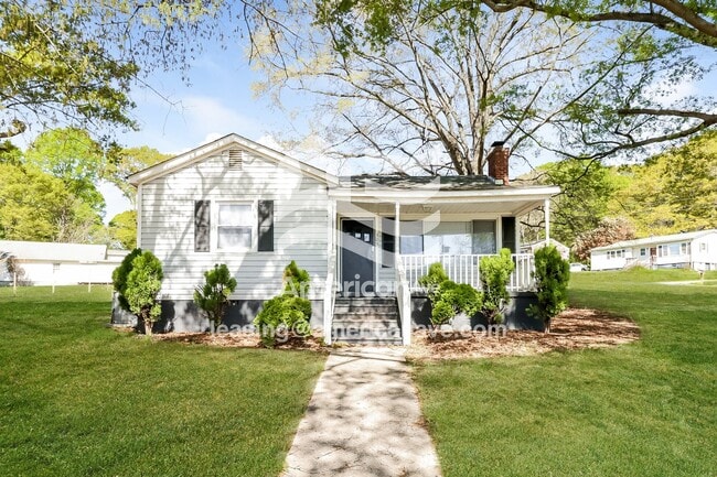 Building Photo - 305 River Dr