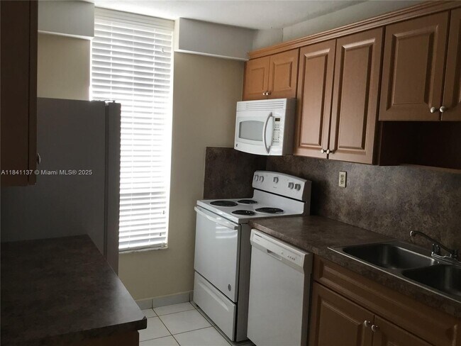 Building Photo - 6312 SW 139th Ct