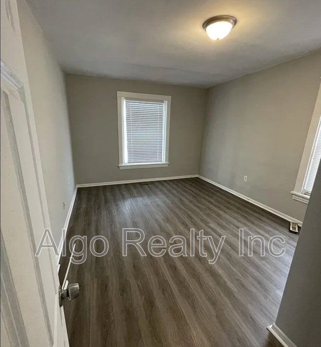 Building Photo - 2211 Queen Ave N