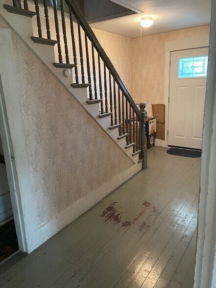 shared front entrance - 404 Washington St