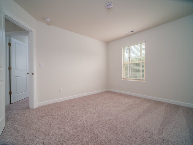 Building Photo - "Charming 3-Bedroom Retreat with 2.5 Baths in the Heart of Belmont!"