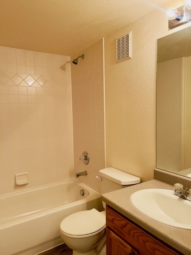 Building Photo - Lovely 3 Bedroom 2 Bath w/ gas fireplace