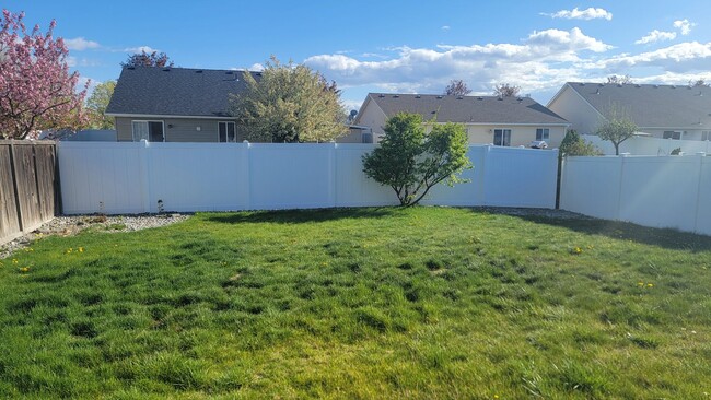 Building Photo - 3 Bedroom 2 Bath Home In North Spokane