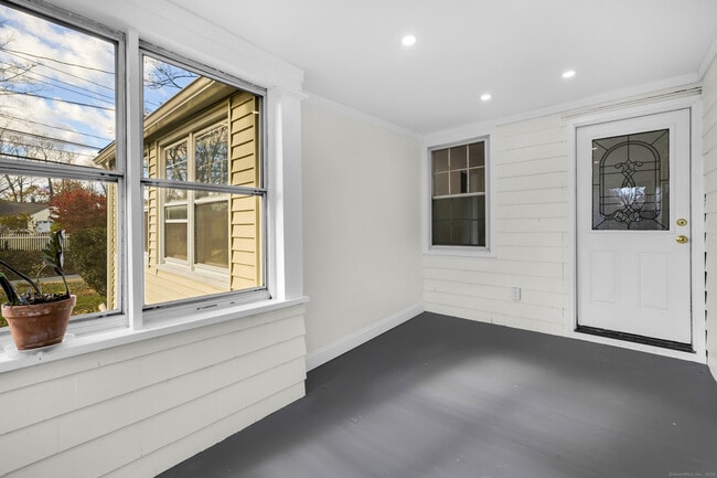 Building Photo - 945 Glastonbury Turnpike